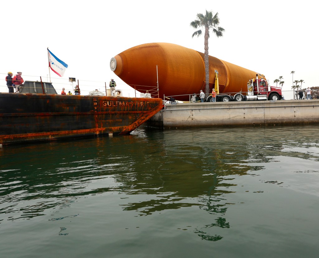 El ET-94 a su arribo en Marina del Rey. (Aurelia Ventura/ La Opinion)