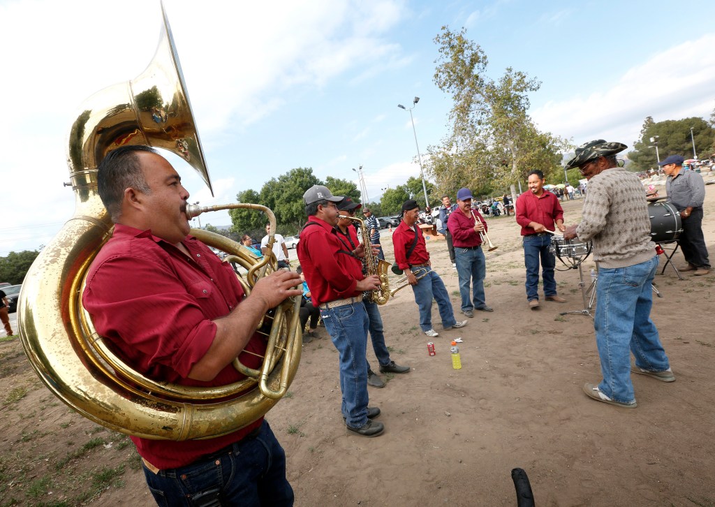 05/15/16/SYLMAR/Hundreds of Latino families gather at the Hansen Dam in Sylmar every weekend to enjoy horseback riding, music and other festivities. (Photo Aurelia Ventura/ La Opinion)