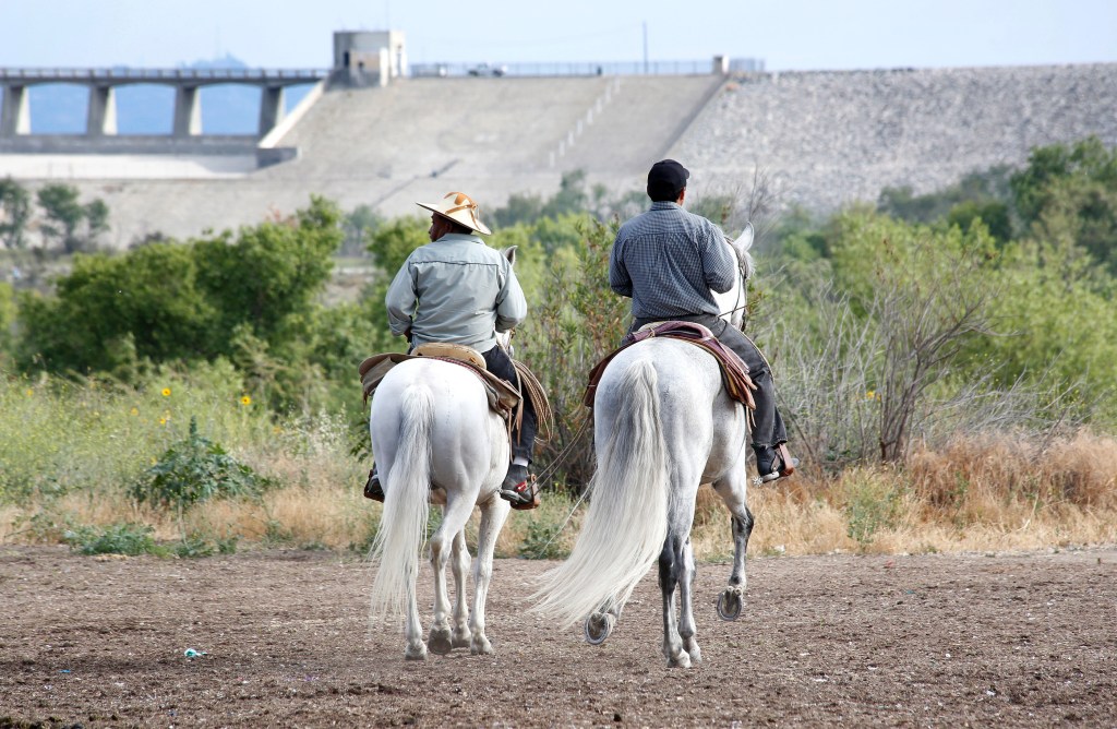 05/15/16/SYLMAR/Hundreds of Latino families gather at the Hansen Dam in Sylmar every weekend to enjoy horseback riding, music and other festivities. (Photo Aurelia Ventura/ La Opinion)