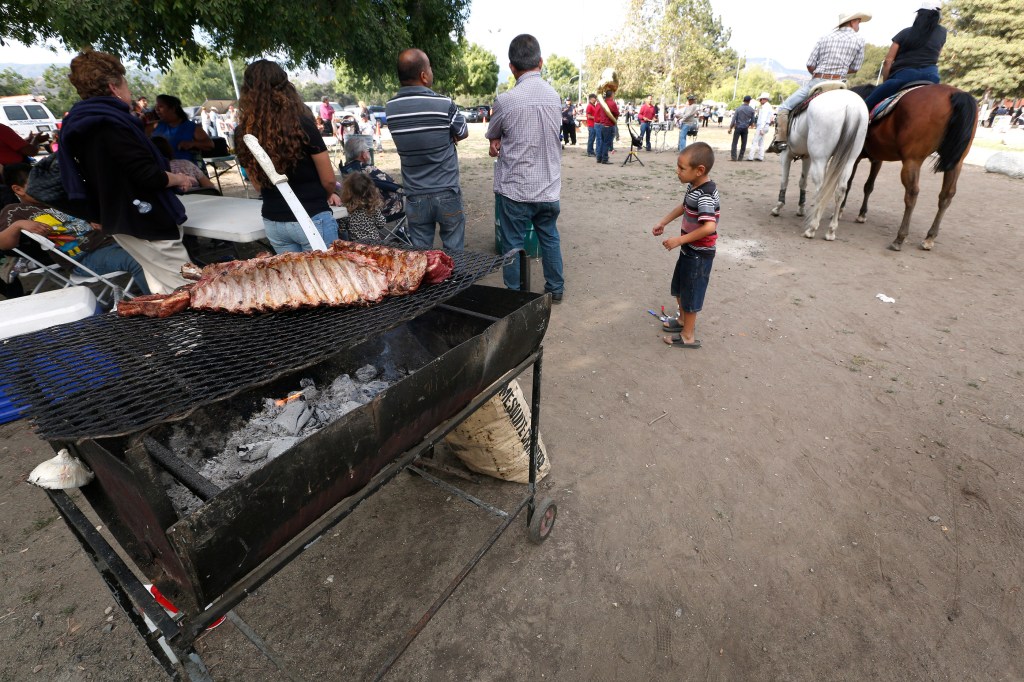 05/15/16/SYLMAR/Hundreds of Latino families gather at the Hansen Dam in Sylmar every weekend to enjoy horseback riding, music and other festivities. (Photo Aurelia Ventura/ La Opinion)