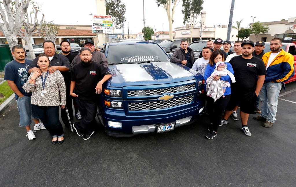 Miembros del club de autos Hazardous Truckin dicen que ellos son de un ambiente familiar y no se meten en problemas de pandillas. (Aurelia Ventura/ La Opinion)