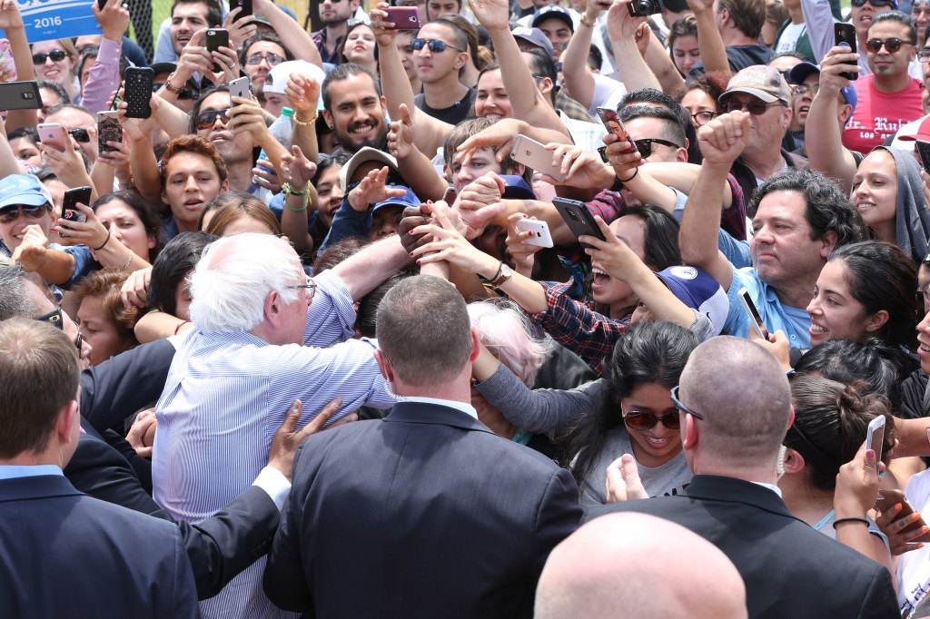 05/23/16/ LOS ANGELES/ US Democratic presidential hopeful Bernie Sanders speaks to supporters at an election rally in East Los Angeles. (Photo Aurelia Ventura/ La Opinion)