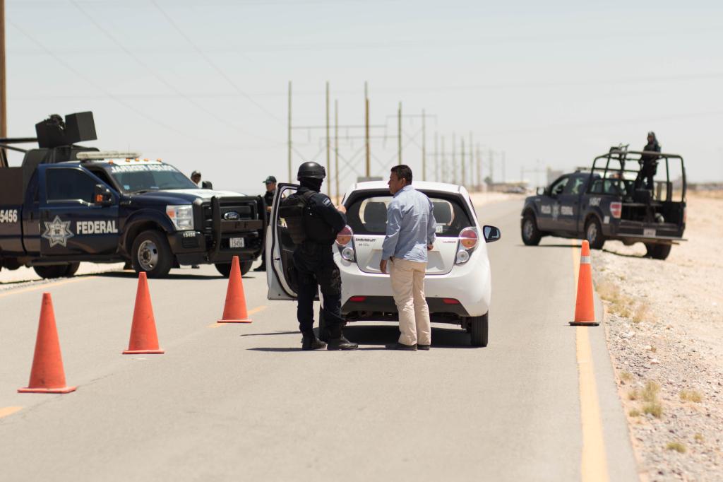 Agentes federales resguardan el camino que conduce al Centro Federal de Readaptación Social (CEFERESO) número 9, en Ciudad Juárez, donde Joaquín "el Chapo" Guzmán fue trasladado. Foto: EFE
