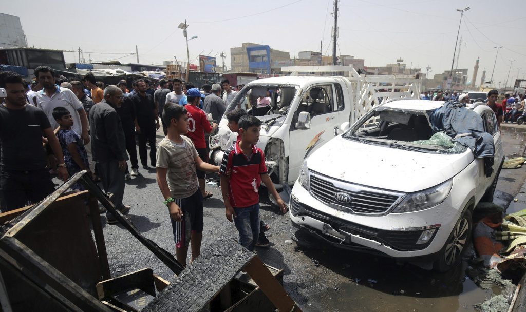 Una bomba explotó y causó la muerte a más de 60 personas cerca de un mercado del barrio de Ciudad Sadr, en el este de Bagdad, Irak. Foto: EFE
