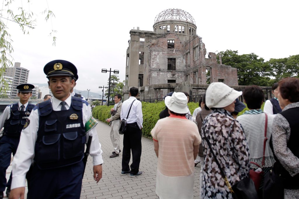 Turistas recorren el Parque de la Paz de Hiroshima.