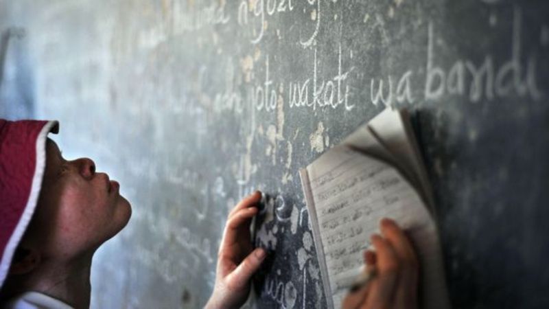 Debido a su mala visión, los niños con albinismo tienen dificultades para leer las pizarras en el salón de clases.