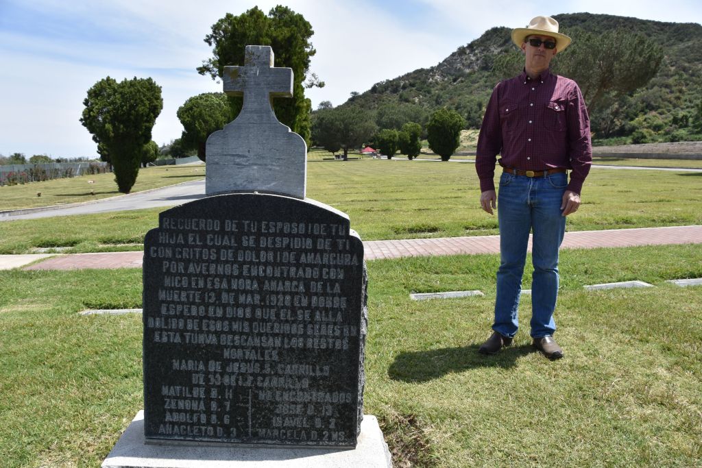 James Snead, muestra la tumba de la familia Carrillo que murió por el derrumbe de la represa San Francisco