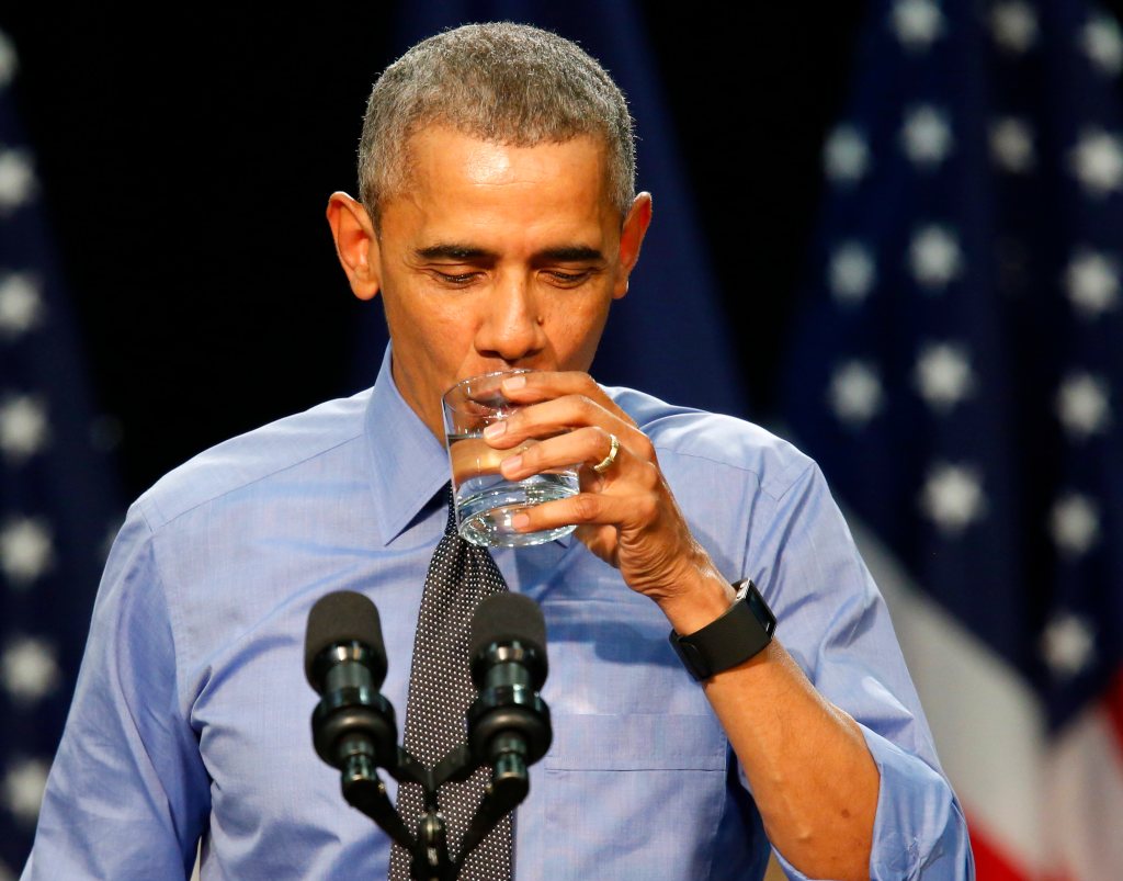 Barack Obama bebe un vaso de agua durante su discurso en la secundaria Northwestern en Flint, Michigan. Foto: EFE