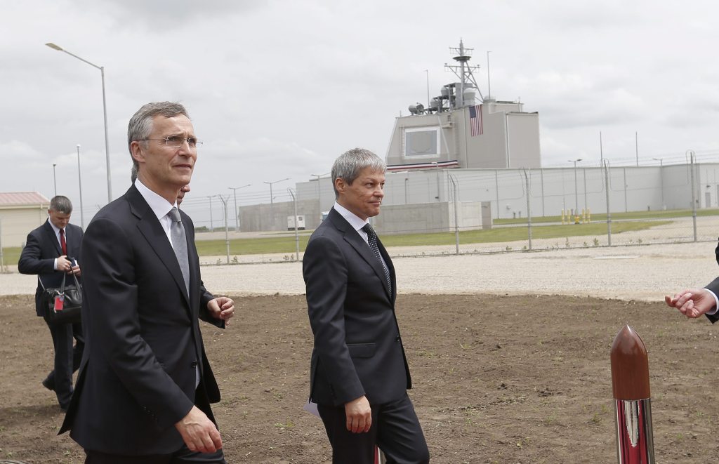 El secretario general de la OTAN, Jens Stoltenberg (i), y el primer ministro rumano, Dacian Ciolos (d), asisten a la activación del sistema de Defensa Aegis. Foto: EFE