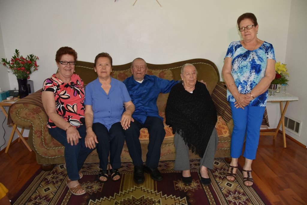 Ignacio Villegas, (c) de 100 años y María Correa (2 dcha.), de 94, posan con sus hijas Evalia Navarro (izq.), de 70 años; Luz Lamas (2 izq.), de 73 años, y Rita Correa, de 68 años, en su casa en Wasco, California. 