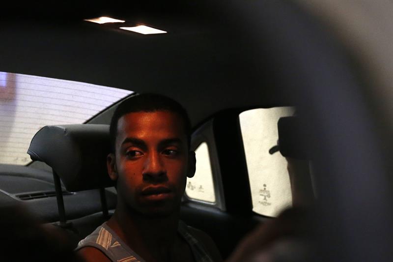 Fotografía de Raí de Souza después de entregarse a la policía.
