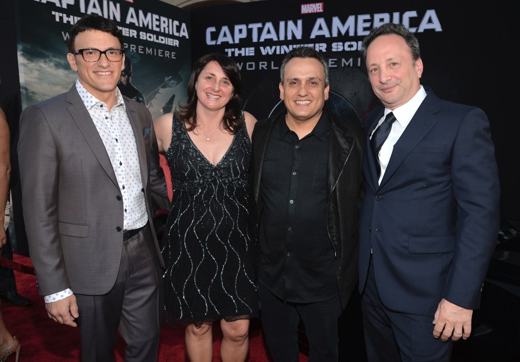 Victoria Alonso junto con los directores de ‘Civil War’, Anthony (izq.) y Joe Russo (segundo der.) y el ejecutivo de Mavel, Louis D’Esposito (der.).