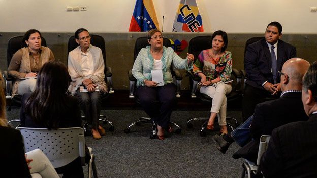 Jorge Rodríguez (derecha) y el constitucionalista Hermann Escarrá fueron encargados por Maduro para revisar las firmas.