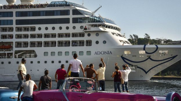 Numerosos cubanos le dieron la bienvenida al braco.