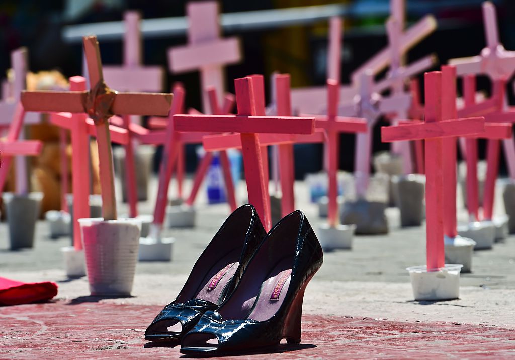 Zapatos de tacón alto de una víctima de feminicidio junto a cruces durante una protesta contra el asesinato de más de 600 mujeres en los últimos cuatro años, en Ecatepec, Estado de México. Foto: Getty