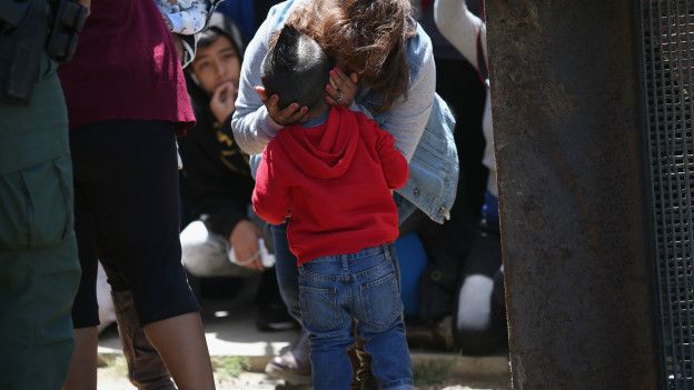 María del Carmen abrazó a su nieto, al que ve a menudo cuando su marido lo lleva a Tijuana.