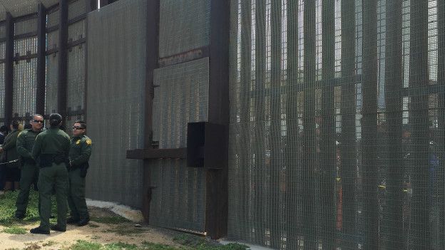 Durante unos minutos, la puerta de emergencia se transforma en "Puerta de la Esperanza".