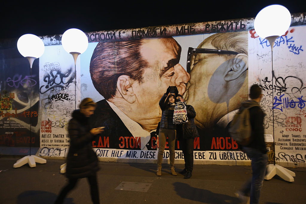 El mural que muestra el ex líder soviético Leonid Brezhnev (i) besando al ex líder comunista de Alemania Oriental Erich Honecker, realizado por el pintor ruso Dimitri Vrubel en el muro de Berlín. Foto: Getty