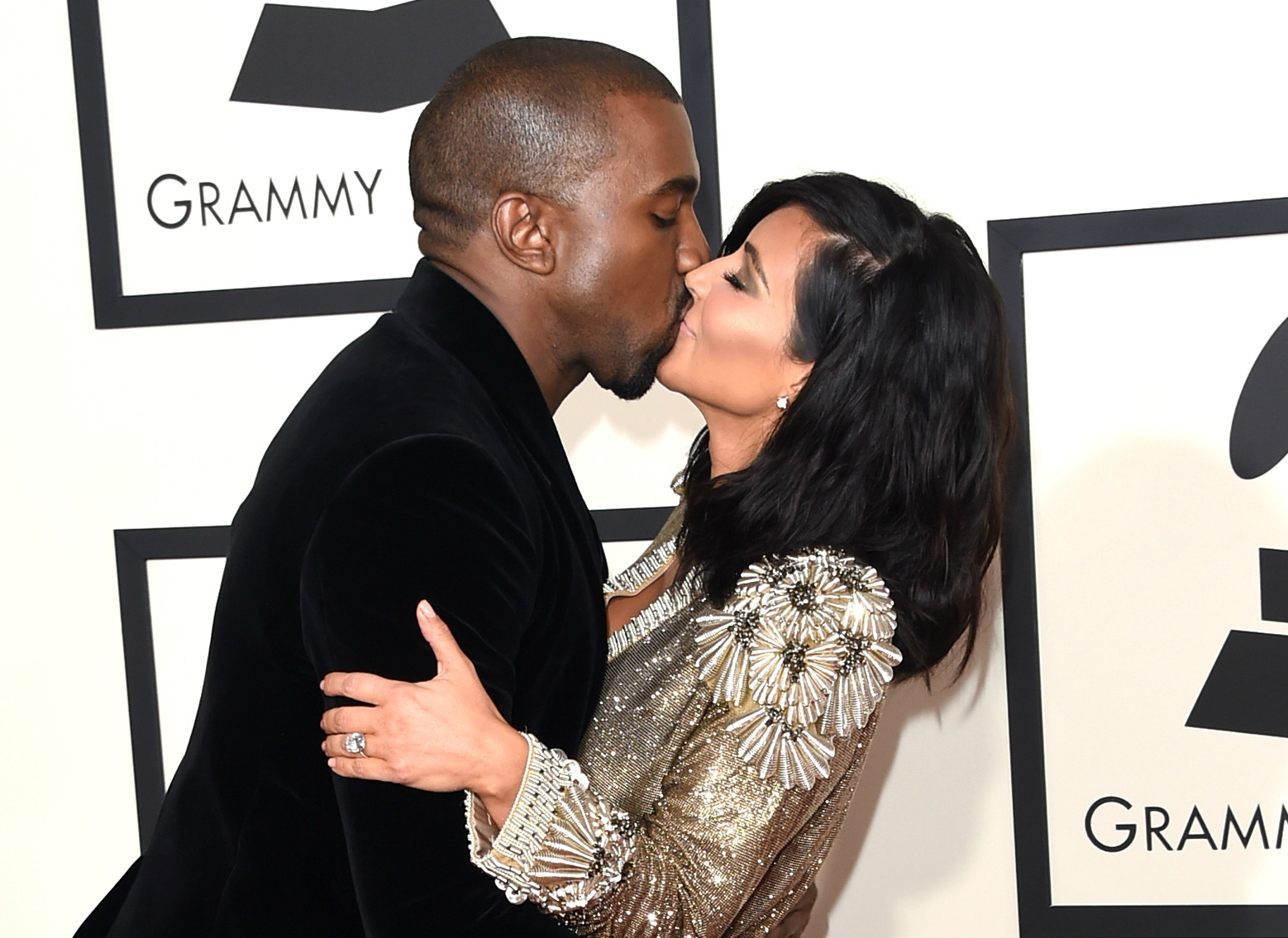 Kanye West sorprendió a su esposa, Kim Kardashian, con una orquesta de cuerda en el salón de su casa por el Día de la Madre.