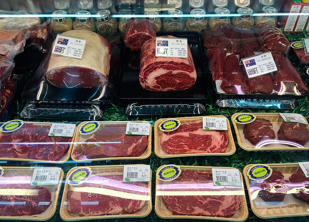 Carne en mal estado es retirada de un comercio en la provincia de Fujian. China se ha vito envuelta en varios escándalos relacionados con la calidad de sus productos cárnicos en los últimos años.