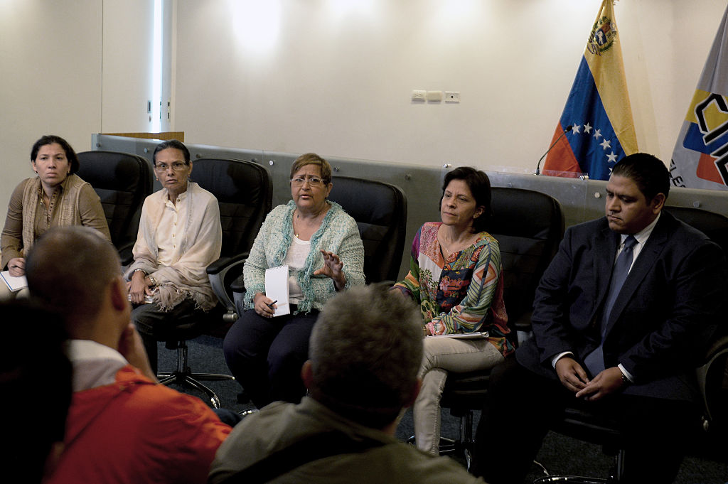 Jorge Rodríguez (derecha) y el constitucionalista Hermann Escarrá fueron encargados por Maduro para revisar las firmas. Foto: Getty