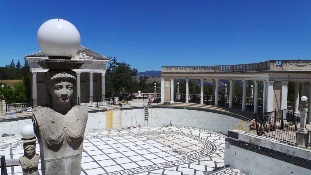 La piscina dedicada a Neptuno, actualmente en remodelación, deja con la boca abierta por su opulencia.