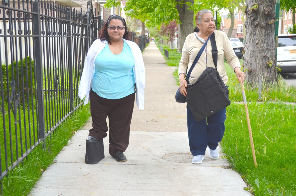 Monserrat Morán (izq.) y su madre Jovita Gutiérrez caminan por las calles del barrio de La Villita. 