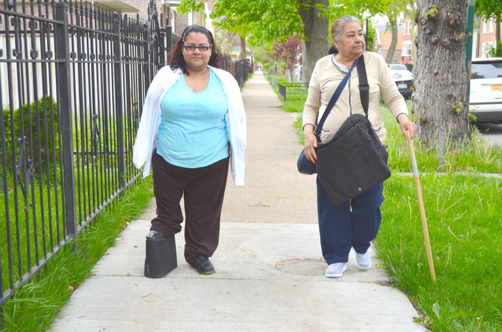 Monserrat Morán (izq.) y su madre Jovita Gutiérrez caminan por las calles del barrio de La Villita.