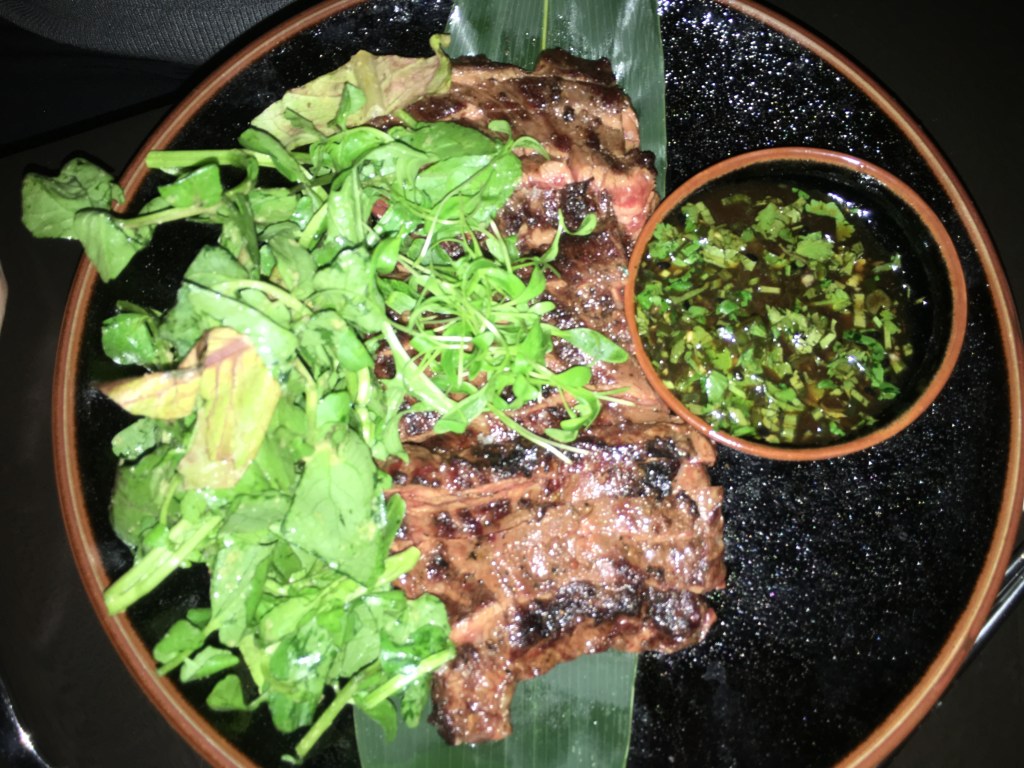 El Bistec con Salsa de Chimichurri (Skirt Steak) de Red Ginger está delicioso.