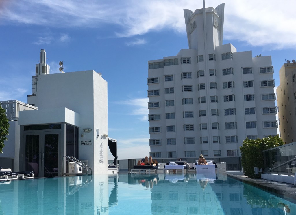 Vista desde la piscina de Gale Hotel en South Beach.