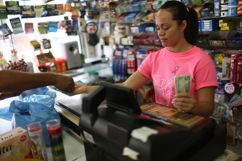 Puertorriqueños como Yudelkis Hernandez lidian a diario con la crisis económica de la Isla. 