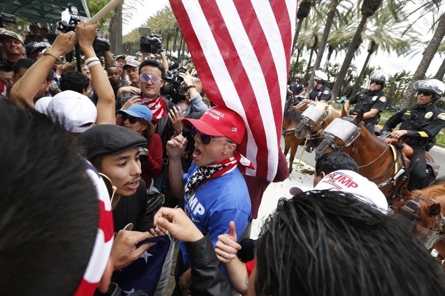 Fuertes encontronazos entre simpatizantes de Trump y protestantes se protagonizaron en Anaheim. /AURELIA VENTURA 