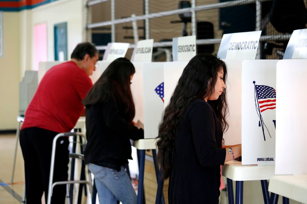 Muchos latinos dijeron que estaban motivados para votar debido a los mensajes racistas de Donald Trump. (Aurelia Ventura/ La Opinion)
