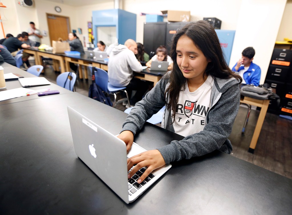 06/08/16/LOS ANGELES/Alliance Susan & Eric Smidt Technology High School student Andrea Malpica speaks to La Opinion about attending an Ivy League university. (Photo by Aurelia Ventura/ La Opinion) 