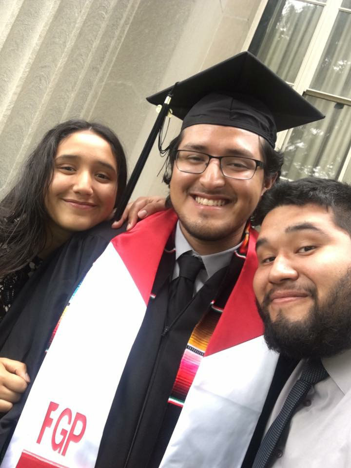 Fotografia familiar de Andrea Malpica junto a sus hermanos Hugo (graduado de MIT) y Adolfo Malpica. (Suministrada)