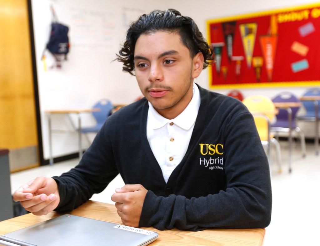 06/10/16/ LOS ANGELES/ USC Hybrid High School student Junior Pena (Photo Aurelia Ventura/ La Opinion)