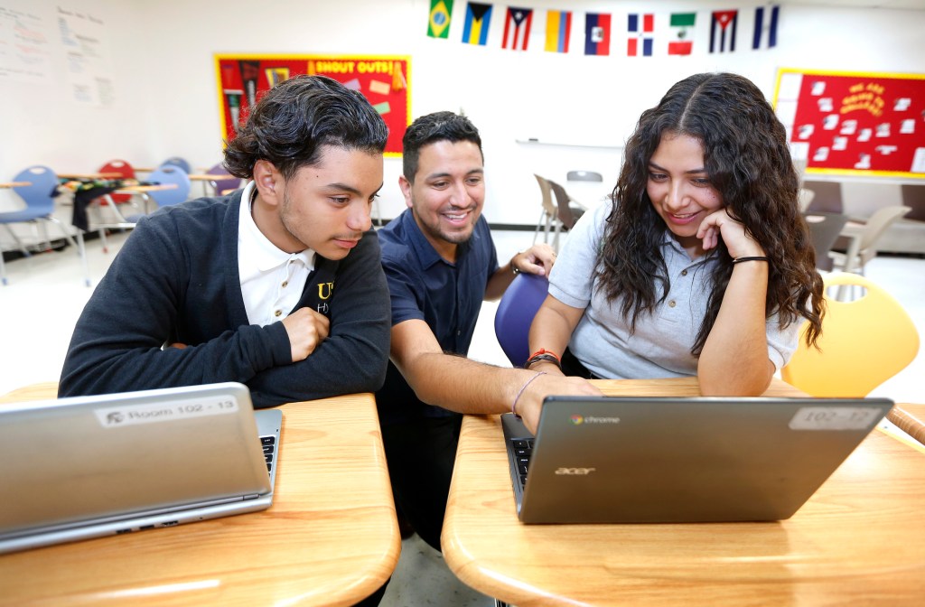 06/10/16/ LOS ANGELES/ USC Hybrid High School students Junior Pena and Ana Martinez with school advisor Rod Lopez (Photo Aurelia Ventura/ La Opinion)