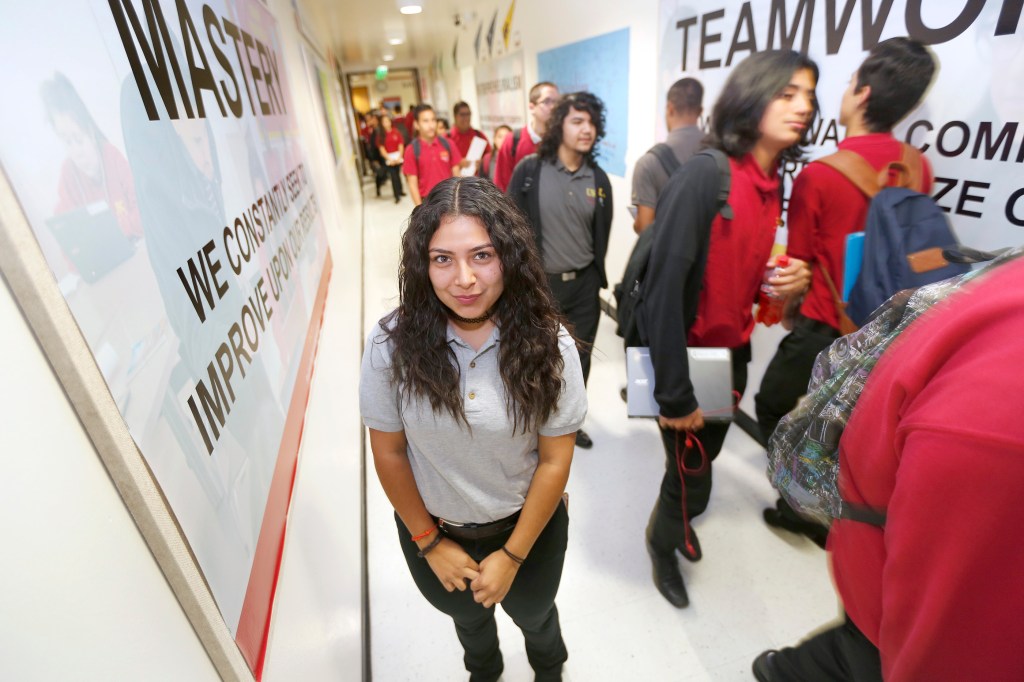 06/10/16/ LOS ANGELES/ USC Hybrid High School student Ana Martinez (Photo Aurelia Ventura/ La Opinion)