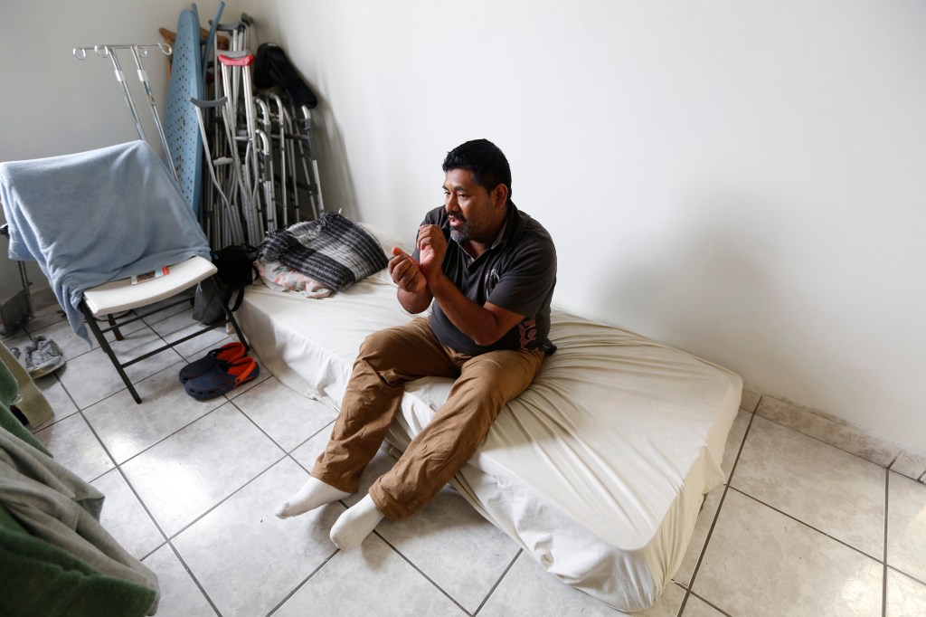Cuarta Parte: 06/11/16/ TIJUANA/ Ruben Martinez recibe atencion medica en la Casa del Migrante en Tijuana despues que fue secuestrado, robado y golpeado por su presunto coyote. (Foto Aurelia Ventura/ La Opinion)