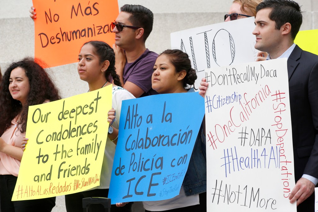 Una coalición de grupos proinmigrantes y activistas protestaron frente al Edificio Federal por los cargos que recibieron abogados de inmigración. (Aurelia Ventura/ La Opinion)