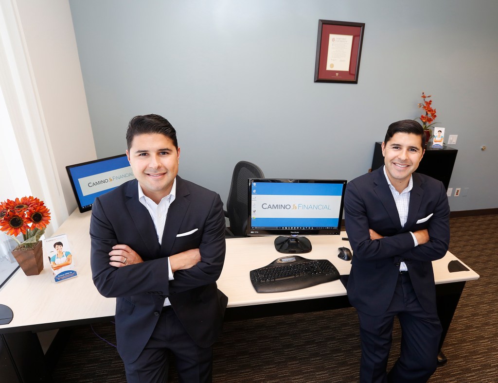 Kenny (derecha) y Sean Salas, hermanos gemelos mexicanos co fundadores de Camino Financial en Glendale. / Aurelia Ventura