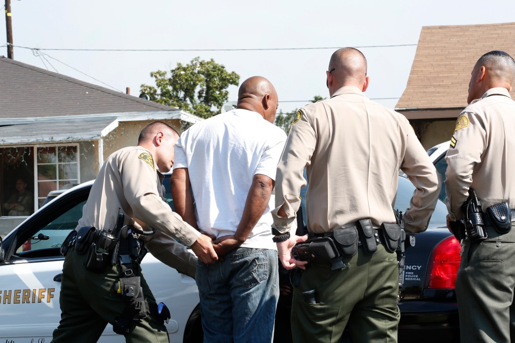 Agentes del Sheriff en Compton detienen a una persona al responder al llamado de emergencia de un posible hombre armado. (Aurelia Ventura/ La Opinion)