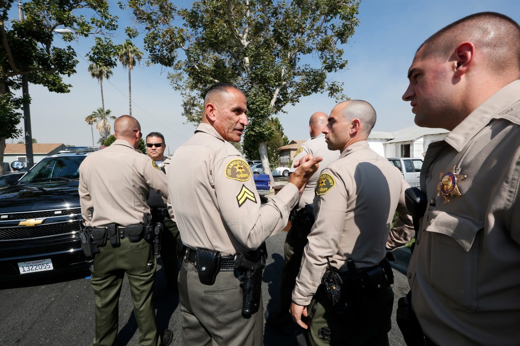 Agentes del Sheriff' en Compton responden al llamado de un hombre armado en una zona residencial. (Aurelia Ventura/ La Opinion)
