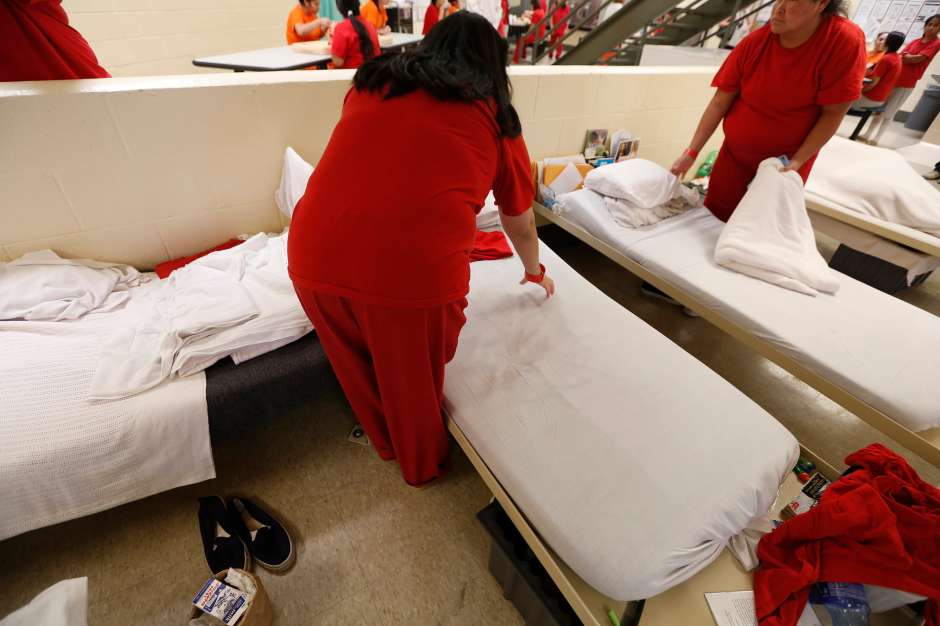 Mujeres en el centro de detención migratorio de Adelanto, en el condado de San Bernardino. Este centro es manejado por la empresa privada GEO. (Aurelia Ventura/ La Opinion)