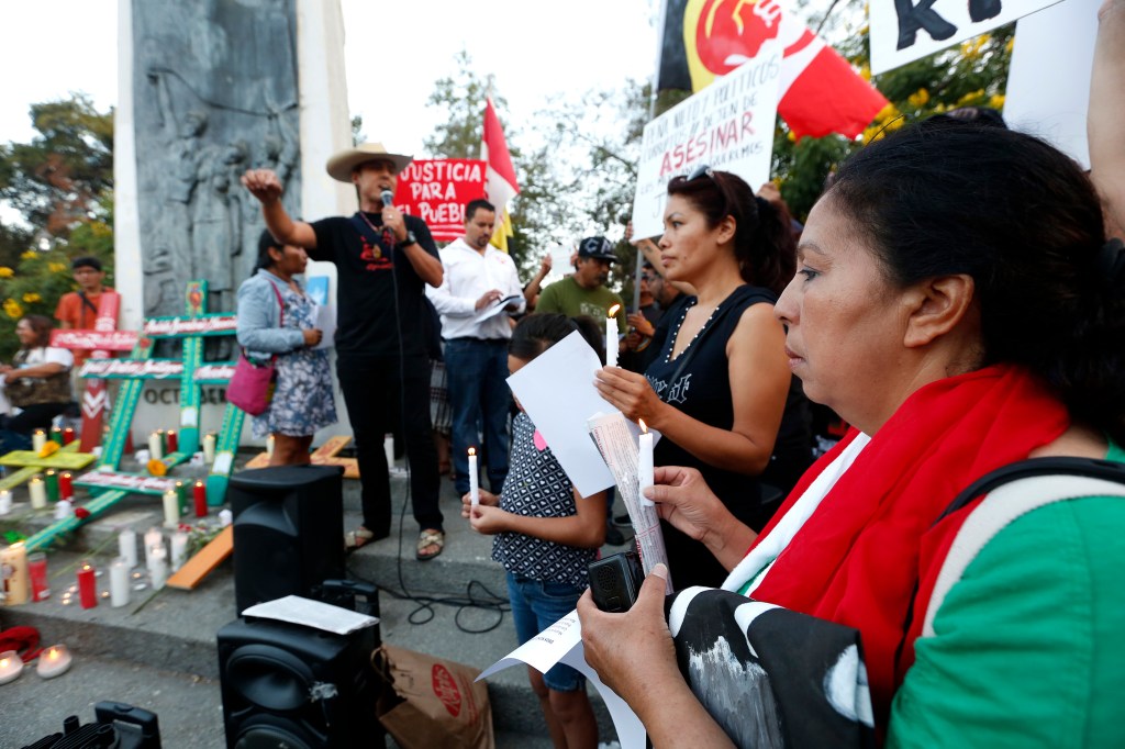 06/24/16/LOS ANGELES/Organizaciones de la comunidad oaxaqueña y migrante participan en una manifestación frente al Consulado Mexicano para condenar la violencia y asesinato de ocho personas en la comunidad de Asunción Nochixtlán, Oaxaca el pasado domingo 19 de junio. (Foto Aurelia Ventura/ La Opinion)