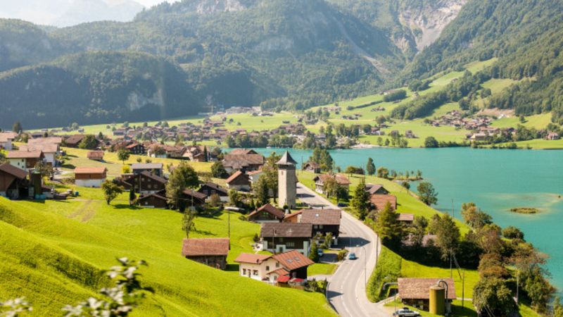 Territorialmente, Suiza está dividido en cantones. Recientemente el gobierno creó un sistema de cuotas de solicitantes de asilo que cada cantón debe acoger.