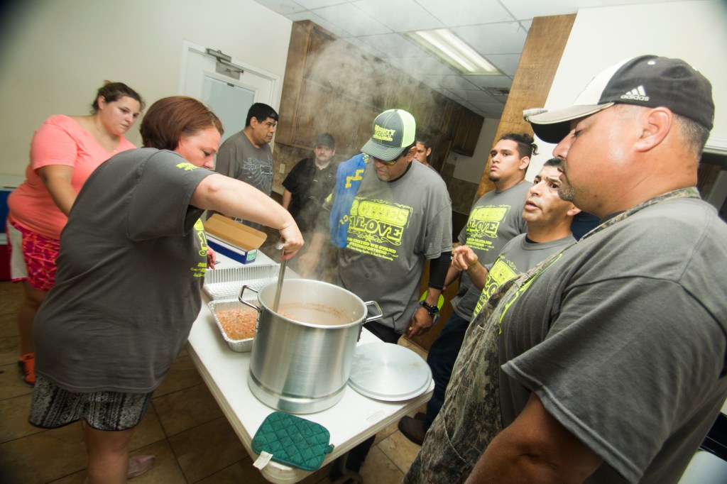 Voluntarios preparan y sirven alimentos a los afectados por las inundaciones en Richmond, al oeste de Houston. Foto: EFE