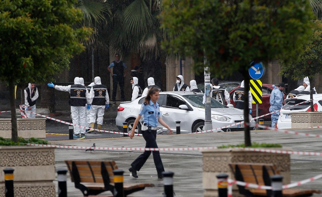 El atentado se produjo a las 08.40 horas cuando el vehículo con los agentes circulaba cerca de una parada pública de autobuses en el barrio de Beyazit Vezneciler, próximo a una universidad y a lugares turísticos en la parte europea de la metrópoli.