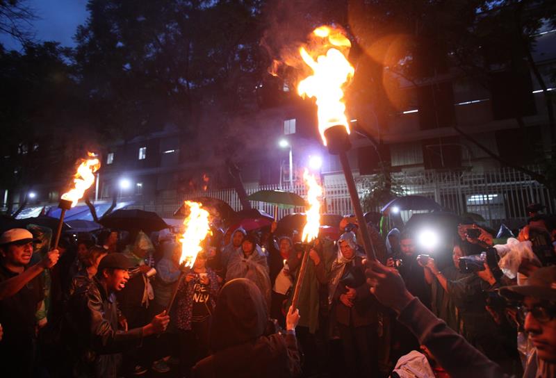 Crece la polémica por presunto uso de armas de fuego por parte del a policía.