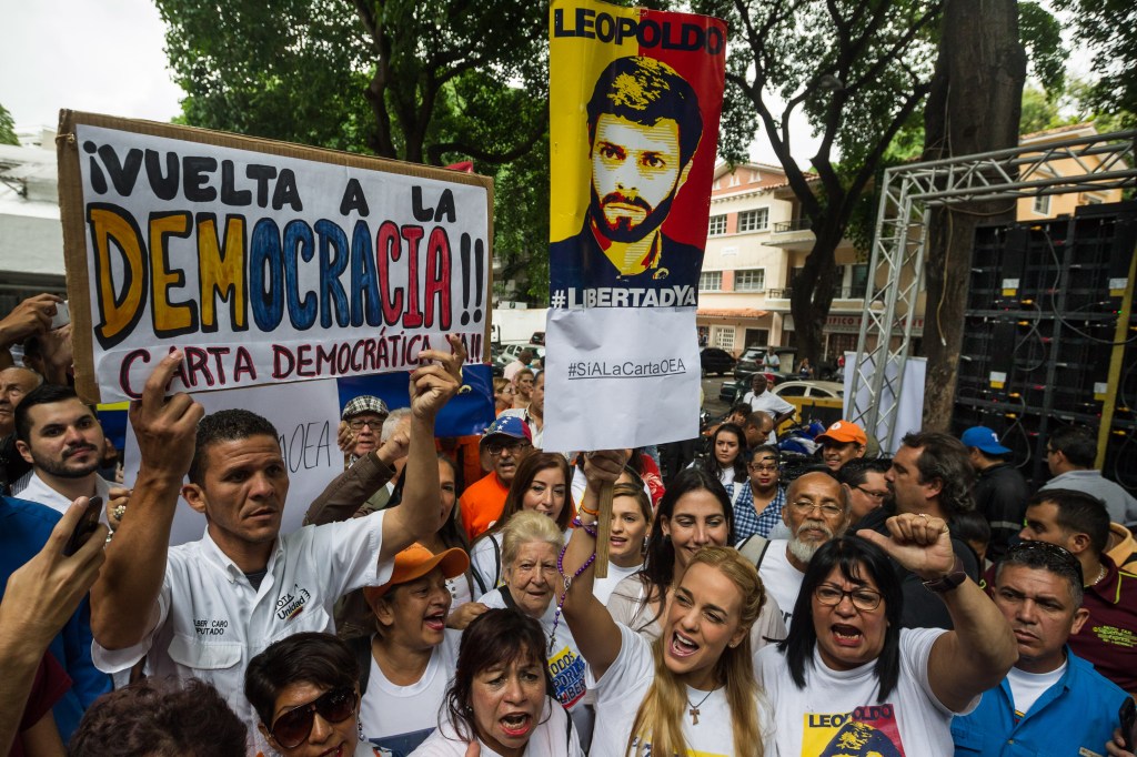 OPOSITORES VENEZOLANOS PROTESTAN FRENTE A SEDE DE OEA PARA PEDIR CARTA DEMOCRÁTICA